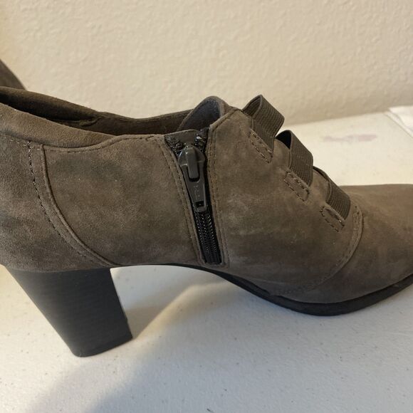 Clarks Collection Womens 9M Brynn Celia Brown Suede Ankle Zip Bootie - Picture 8 of 12